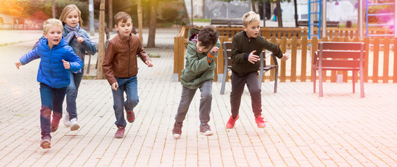 Obraz premium Smiling children playing romp game Touch-last