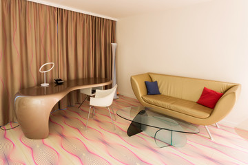 Fototapeta premium Sitzecke und Schreibtisch im Hotelzimmer