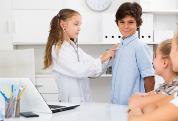 Obraz premium Medic girl with stethoscope in the doctor's office