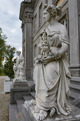 Obraz premium Stone statue of women at a castle entrance