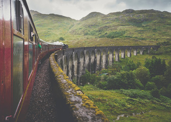 Glenfinnan-Viadukt und der Dampfzug, Highlands, Schottland