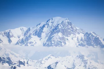 Papier Peint photo Lavable Mont Blanc Belle vue sur les sommets enneigés du Mont Blanc et les nuages