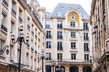 Obraz premium Tall French building with a giant clock