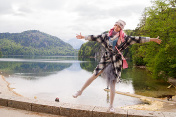 Naklejka premium girl near the lake Neuschwanstein castle