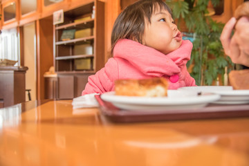 Obraz na płótnie Canvas パンを食べる子供