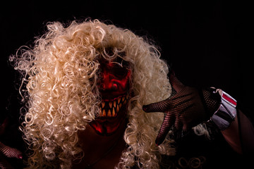 bloder teufel, Perücke und Teufel