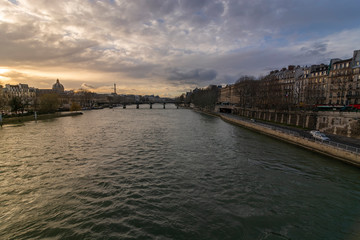 Obraz premium Beautiful sunset above the Seine river, Paris, France.