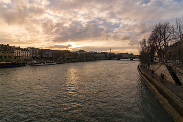 Naklejka premium Beautiful sunset above the Seine river, Paris, France.