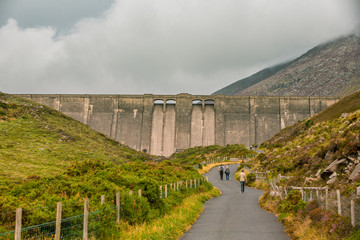 Naklejka premium Hikers Approaching Ben Crom Dam