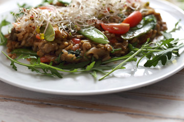 Zdrowa dieta. Risotto z kiełkami, groszkiem cukrowym i pomidorkami.
