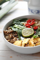 Zupa ramen. Orientalna zupa. © foodandcook