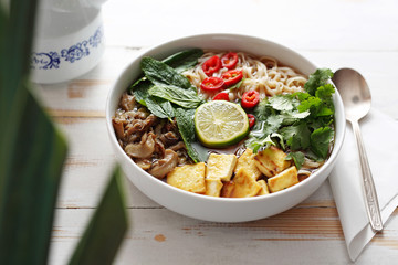 Kuchnia wschodu, warzywny ramen. Orientalna zupa. © foodandcook