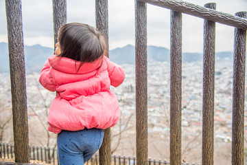 景色を眺める子供