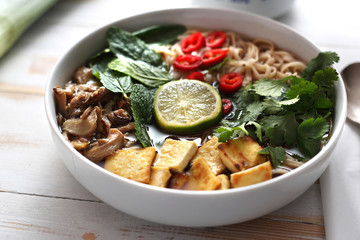 Ramen z tofu i grzybami. Orientalna zupa. © foodandcook