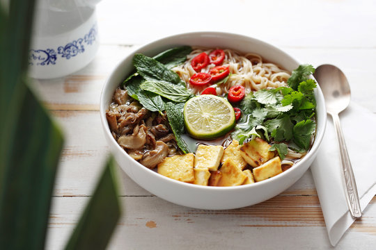 Kuchnia wschodu, warzywny ramen. Orientalna zupa.