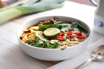 Orientalna zupa. © foodandcook