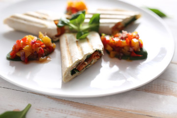 Grillowane roladki z tortilli. 