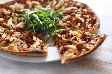 Włoska pizza z warzywami i rukolą. Smakowita pizza z warzywami podana na blaszce.