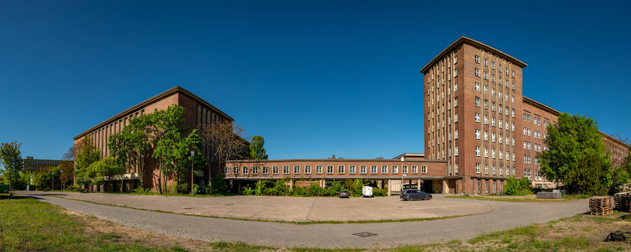 Industriedenkmal mit bewegter Geschichte: Ehemaliges Funkhaus Nalepastra&szlig;e in Berlin-Obersch&ouml;neweide (Ansicht von Osten) - Panorama aus 8 Einzelbildern