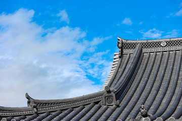 Fototapeta na wymiar old Japanese roof with blue sky and clouds, best to use for asain tourism presentation.