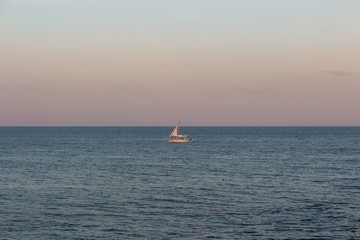 Obraz premium alone boat sea ocean sunset background 