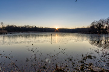 Tramonto sul lago gelato