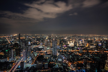Obraz premium ฺNight scene of Bangkok cityscape with skyscraper and curve of Chao Praya river in the far background with Bokeh effect for nightlife concept / Cityscape concept / Nightlife