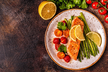Grilled salmon with asparagus and tomatoes.