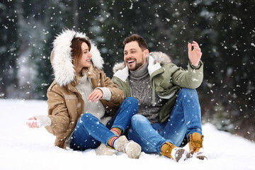 Obraz premium Couple spending time outdoors on snowy day. Winter vacation