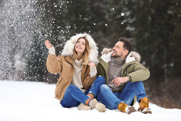 Obraz premium Couple spending time outdoors on snowy day. Winter vacation