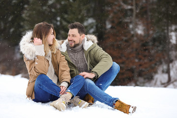 Obraz premium Couple spending time outdoors on snowy day. Winter vacation