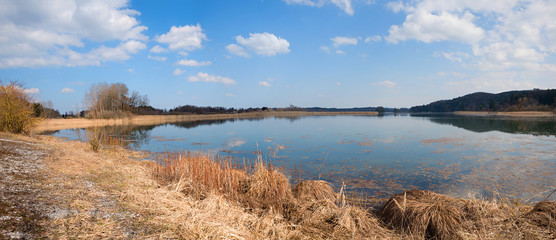 Seehamer See Oberbayern im zeitigen Frühjahr