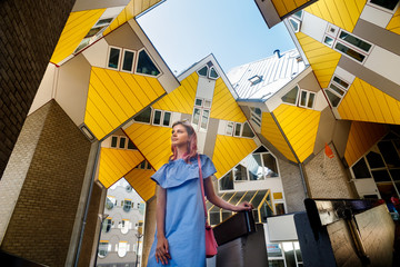 Das Mädchen auf dem Hintergrund des Kubushauses oder Kubuswoningen auf Niederländisch ist eine Reihe innovativer Häuser, die vom Architekten Pete Blom entworfen und in Rotterdam gebaut wurden