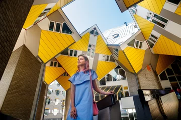 Foto op Plexiglas het meisje op de achtergrond van de kubuswoning of Kubuswoningen in het Nederlands zijn een reeks innovatieve huizen ontworpen door architect Pete Blom en gebouwd in Rotterdam © Aleksei Zakharov