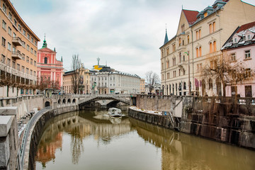 Fototapeta premium Ljubljana Stadtzentrum in Slovenion mit Fluss und zur Winterzeit