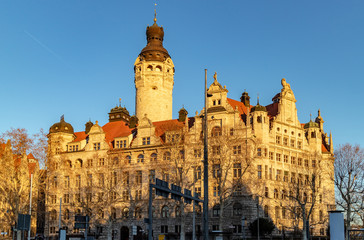 Ansicht vom Neuen Rathaus Leipzig im Winter mit blauen Himmel