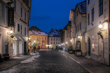 Naklejka premium Strasse in Ljubljana in Slovenien bei Nacht bei winterlichem Wetter