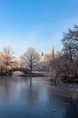 Zugefrorener Teich im Park mit Romantischen Brücken im Winter in Leipzig  bei frostigen Wetter mit...