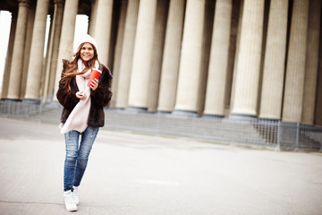 Obraz premium Brunette girl posing for photo in city streets with Christmas mood