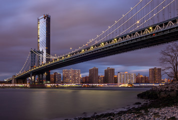Fototapeta na wymiar View of the Manhattan Bridge and Manhattan from the riverside of the East River at sunset - 2