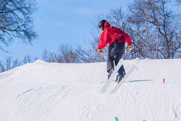 People are enjoying skiing	/ snowboarding