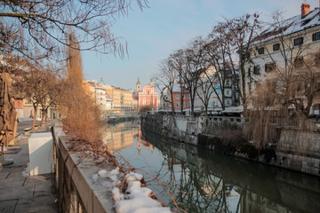 Fototapeta na wymiar Ljubljana Stadt und Fluss im Winter