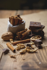 Trozos de nueces y chocolate con canela