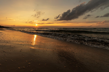 Fototapeta na wymiar A beautiful sunset by the sea.