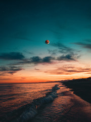 Eclissi di Luna 21 Gennaio 2019 vista dal mare all'alba.