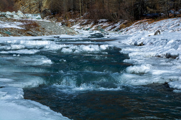 Torrente in inverno, cascate