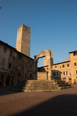 Fototapeta na wymiar The stone medieval well of San Gimignano at the dawn