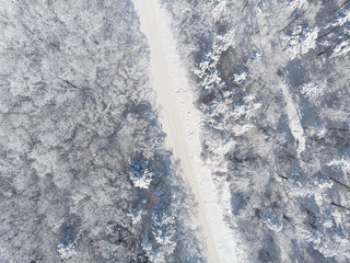 vereiste Straße von oben im Winter, Luftbild, aerial Drohne
