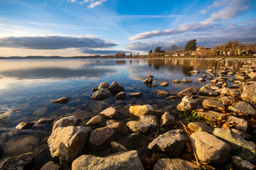 Winter Urlaub Radolfzell am sch&ouml;nen Bodensee mit blauen Himmel 