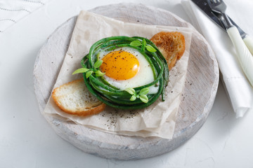 Breakfast with fried egg and green beans